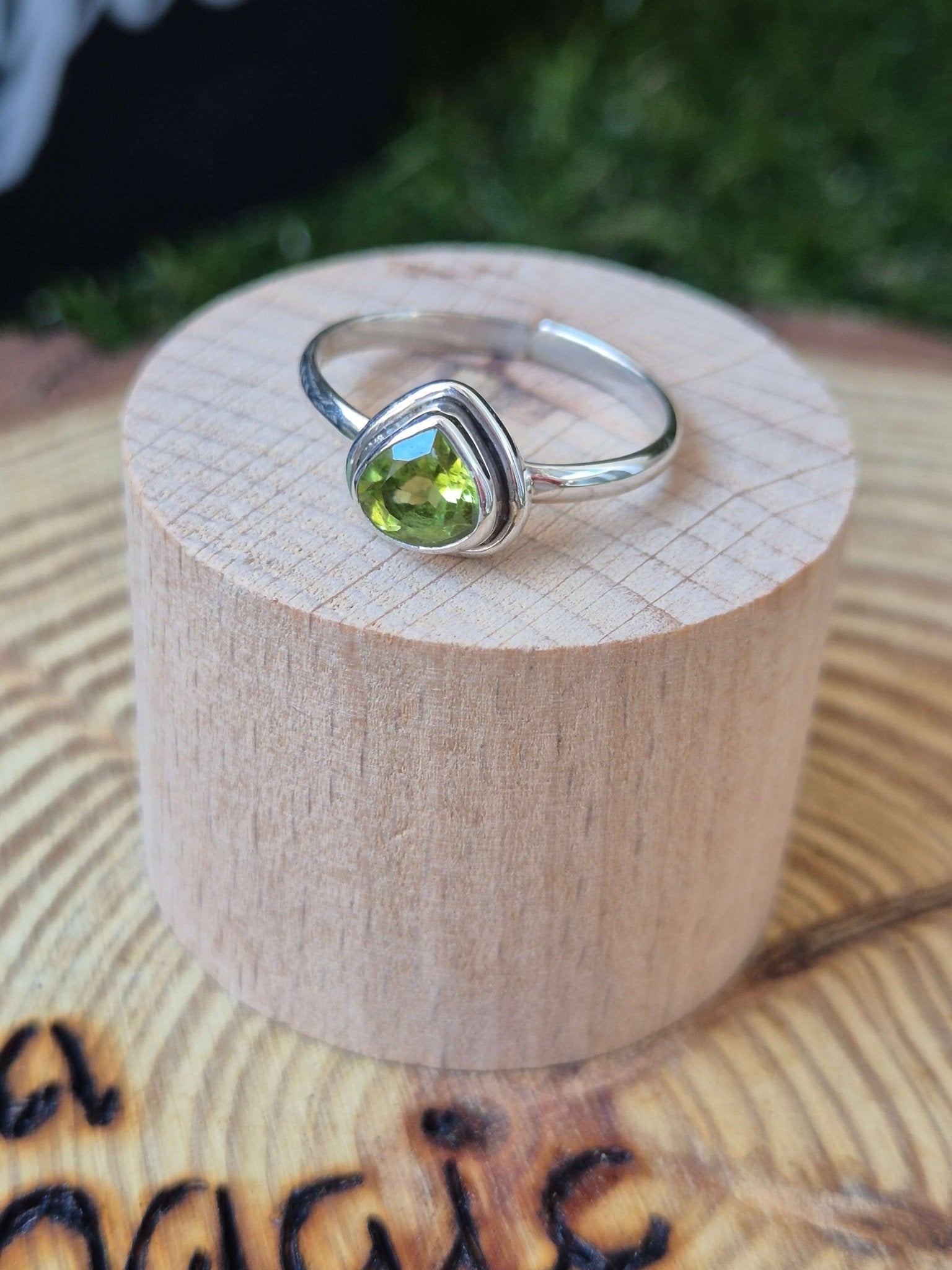Anillo Olivino Ajustable Plata - Activación Cuántica para Cambiar el Rumbo Energético anillosplataTienda esotérica Málaga - La Tienda de Tata Magic: tienda Esotérica en Málaga